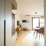 South&west By Belmont Realty Apartman *