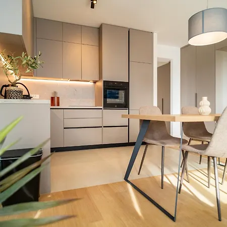 South&west By Belmont Realty Apartment *